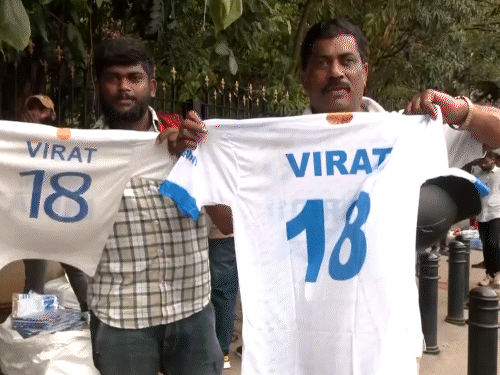 बेंगलुरु में बारिश जारी, RCB-KKR मैच के ओवर्स कम होंगे:कटऑफ टाइमिंग रात 10.56 बजे है; फैंस कोहली की झलक पाने बेताब