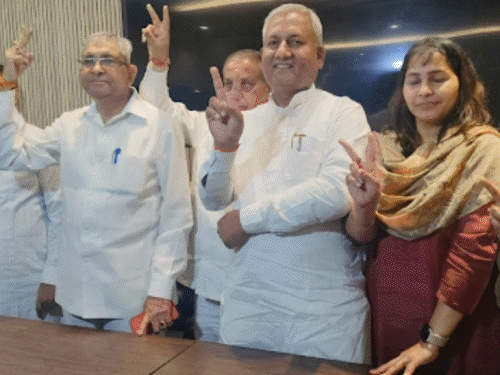 दिल्ली में AAP के 15 पार्षदों ने इस्तीफा दिया:MCD में अलग गुट बनाने की घोषणा; मुकेश गोयल तीसरे मोर्चे का नेतृत्व करेंगे