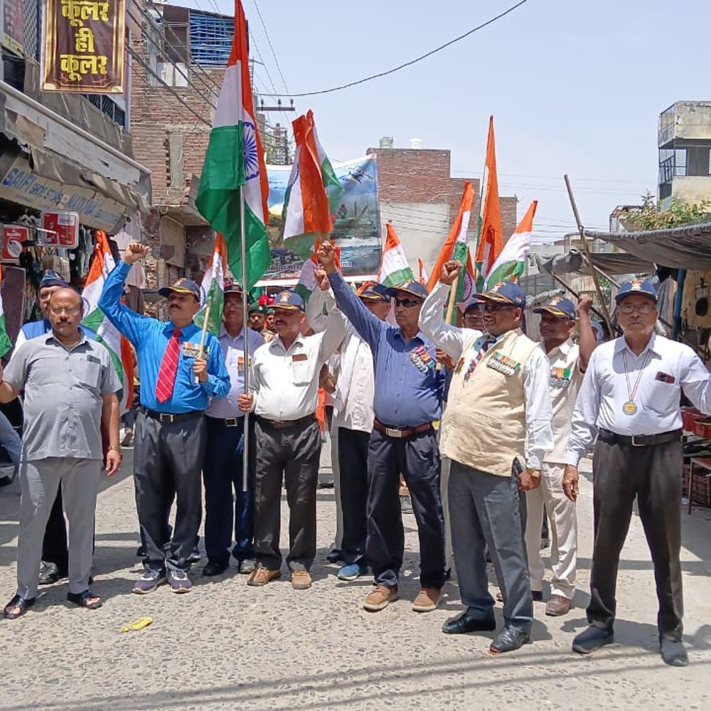 कासगंज में ऑपरेशन सिंदूर की सफलता पर तिरंगा यात्रा:विधायकों समेत सैकड़ों लोगों ने लिया हिस्सा, स्कूली बच्चे भी हुए शामिल