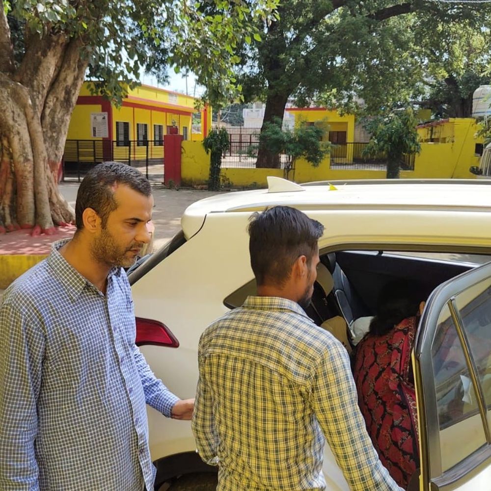 सीतापुर जेल में बंद आजम खान से मिला परिवार:पत्नी तंजीम और बेटे अदीब ने डेढ़ घंटे की मुलाकात, किताबें और खाना दिया