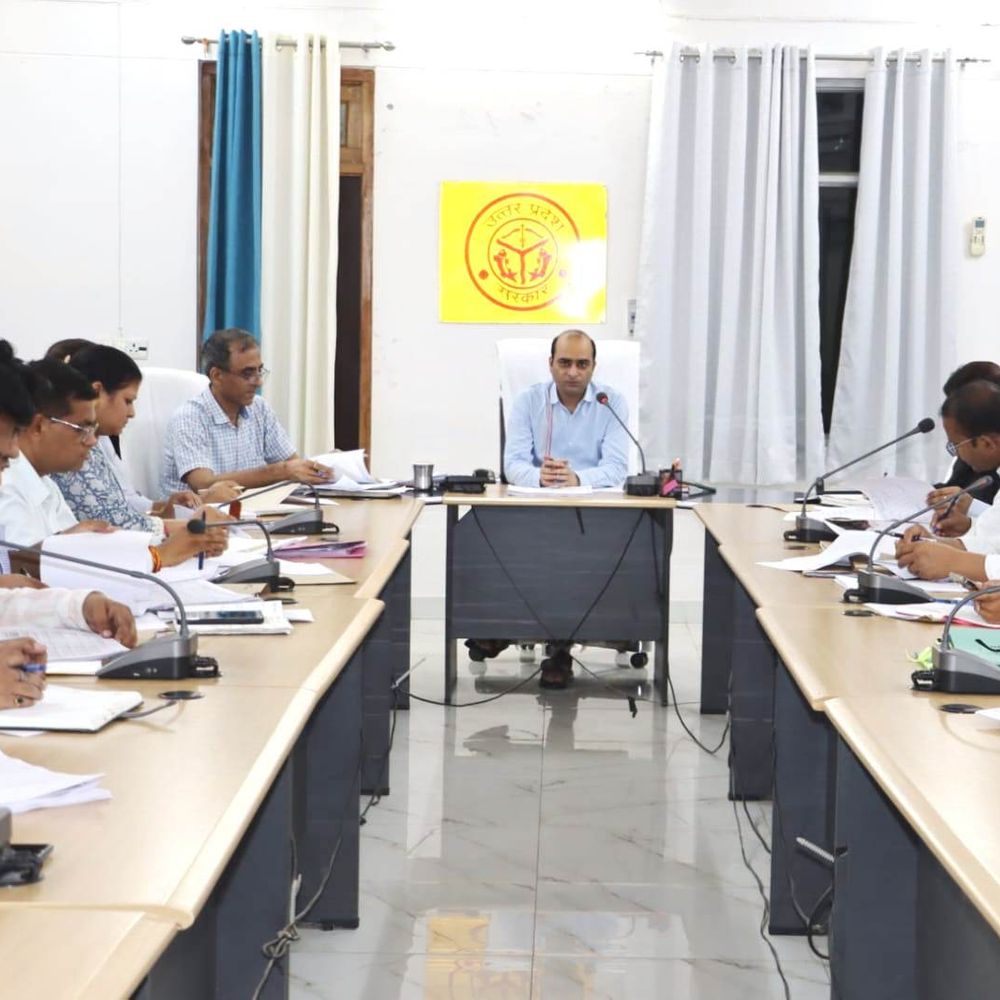 प्रतापगढ़ में राजस्व वसूली को लेकर डीएम सख्त:5 लाख से ज्यादा के बकायेदारों से होगी वसूली, कार्यों में लापरवाही पर विभागीय कार्रवाई के निर्देश