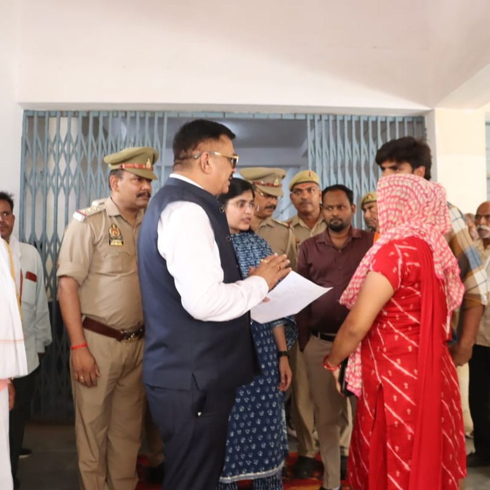 जौनपुर में संपूर्ण समाधान दिवस का आयोजन:डीएम ने दिए लेखपालों को हर गांव में 5 फार्मर रजिस्ट्री बनाने के निर्देश