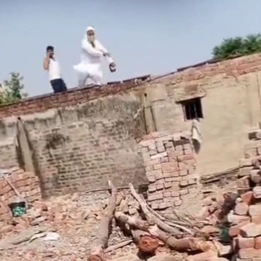 पीलीभीत में जमीनी विवाद में महिला को पीटा, VIDEO:अपने हिस्से के घर का निर्माण करा रही थी, जेठ और रिश्तेदारों ने चलाए पत्थर