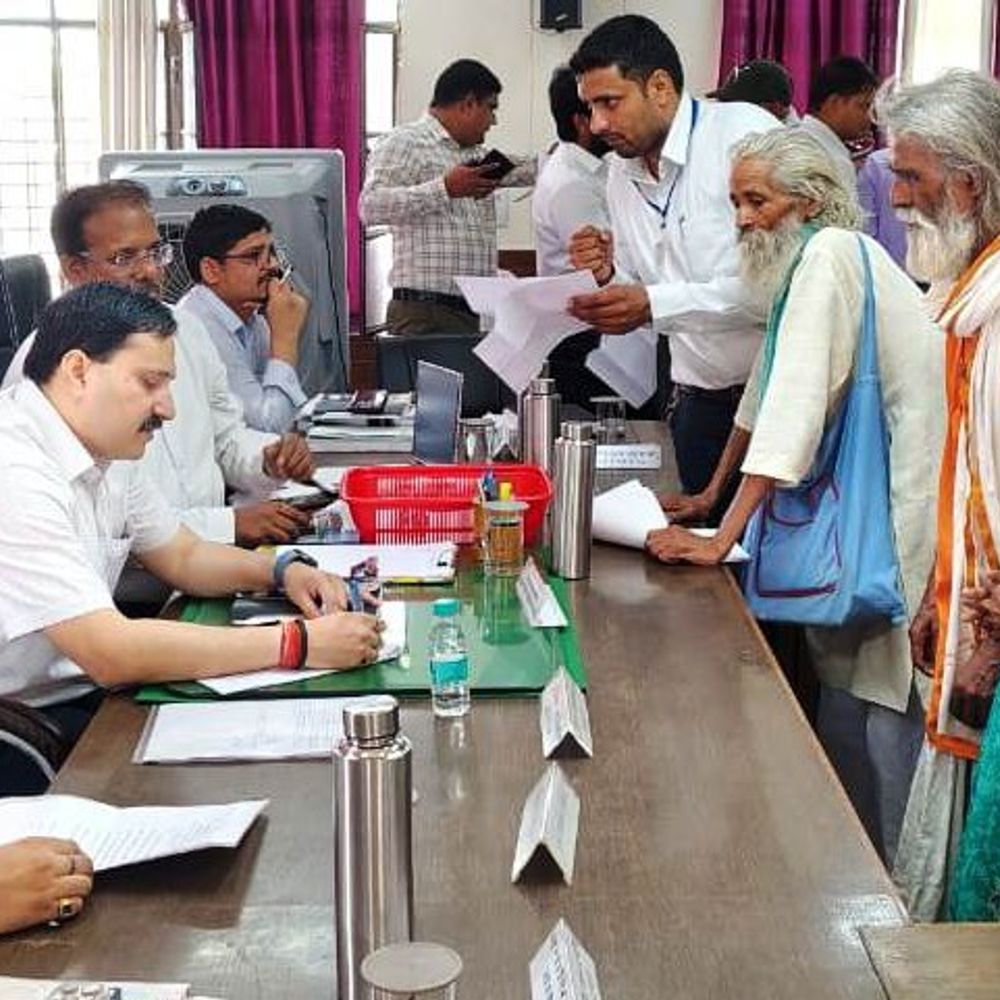 डीएम ने सादाबाद तहसील में 69 लोगों की सुनीं फरियाद:4 का मौके पर समाधान कराया, अफसरों को दिए मौके पर जाकर निस्तारण के निर्देश