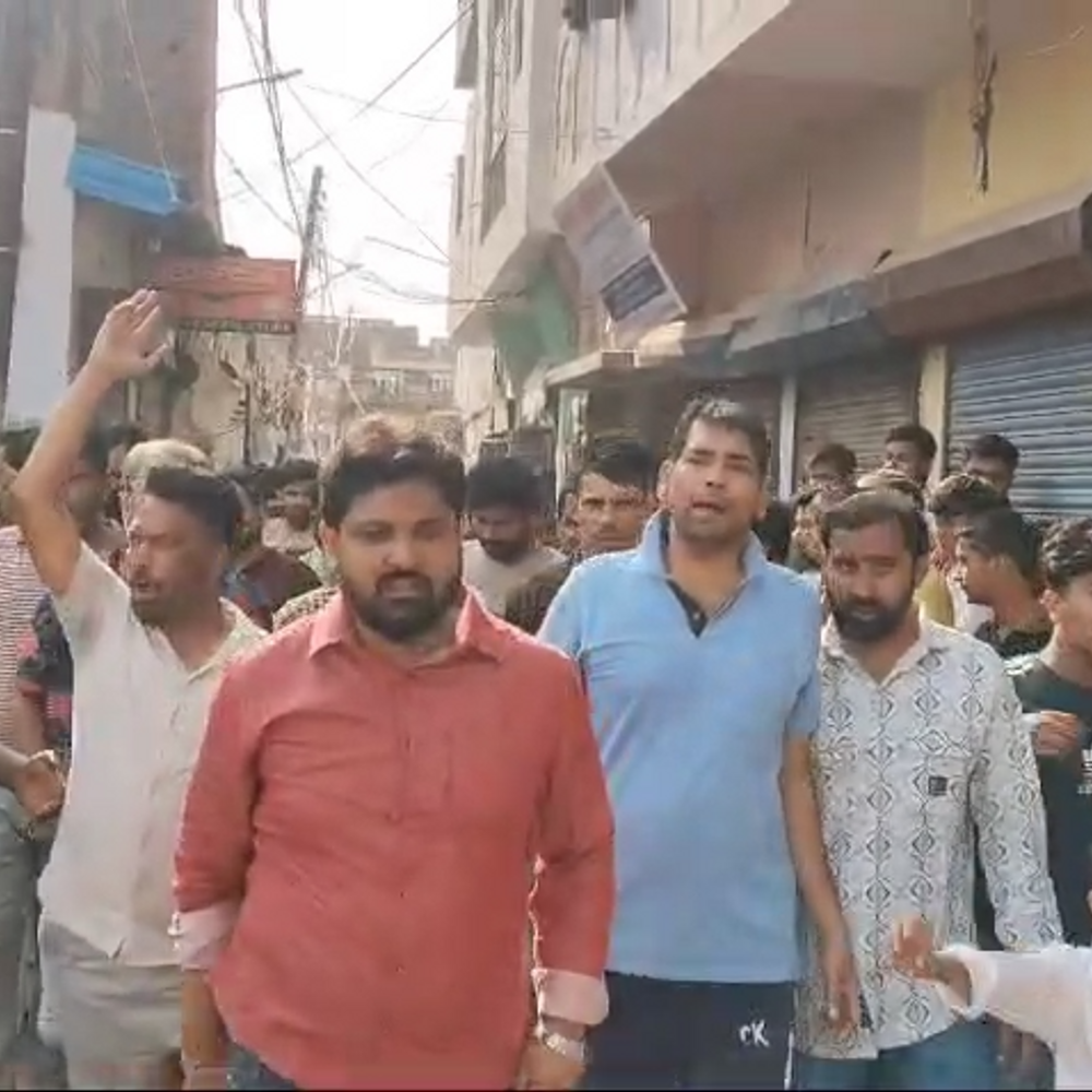 लखनऊ बिजली कर्मचारियों और क्षेत्रीय लोगों में विवाद:सपा पार्षद पर मारपीट और मोबाइल चोरी का लगा आरोप , पार्षद बोला- चेकिंग के नाम पर महिलाओं से करते हैं अभद्रता