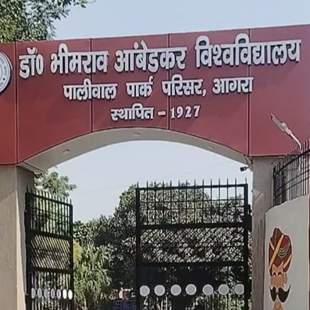 आगरा यूनिवर्सिटी में मार्कशीट के लिए छात्र परेशान:दो साल से चक्कर काट रही छात्रा, एक छात्रा को नहीं मिल रहा एडमिशन