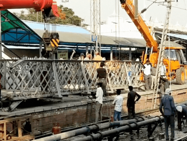 सहारनपुर में दो रेलवे अधिकारियों पर गिरी गाज, हुए ट्रांसफर:पुराना पुल रेलवे ट्रैक पर गिर था, जांच में आई लापरवाही सामने, नॉदर्न रेलवे मैन्स यूनियन ने प्रदर्शन किया