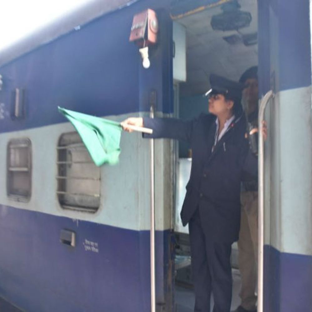 पैंट फट गई है इसलिए ड्यूटी करने में असमर्थ हूं:पूर्वोत्तर रेलवे के गार्ड ने दलील देकर मांगी छुट्‌टी; अधिकारी ने कहा फटी पैंट में ड्यूटी करो