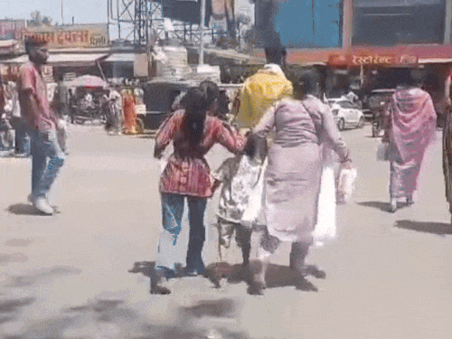 45 डिग्री की तपन में श्याम भक्तों की आस्था:बोले- खाटूश्याम की कृपा से तपती धरती ठंडे रेत समान लग रही, नंगे पांव बाबा के चरणों तक पहुंचे