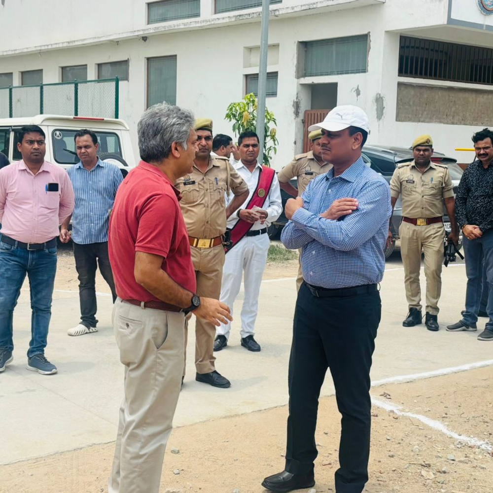 BHU में एंबुलेंस के आवागमन को वैकल्पिक मार्ग की तलाश:कमिश्नर पहुंचे ट्रामा सेंटर, लंका चौराहे पर जाम की समस्या को लेकर होने वाली परेशानी