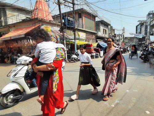 आजमगढ़ में भीषण गर्मी से सड़कों पर सन्नाटा:लगातार बढ़ रहा है जिले का तापमान, जिला प्रशासन ने की दोपहर में घर से न निकलने की अपील