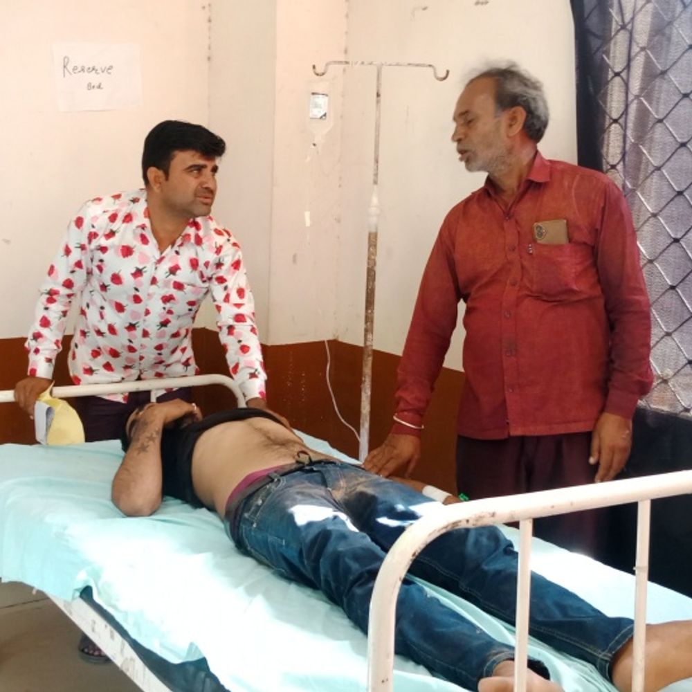 ट्रैक्टर-ट्रॉली पलटने से ड्राइवर घायल:गंभीर हालत में अस्पताल में भर्ती, खेत में खाद डालकर लौट रहा था वापस