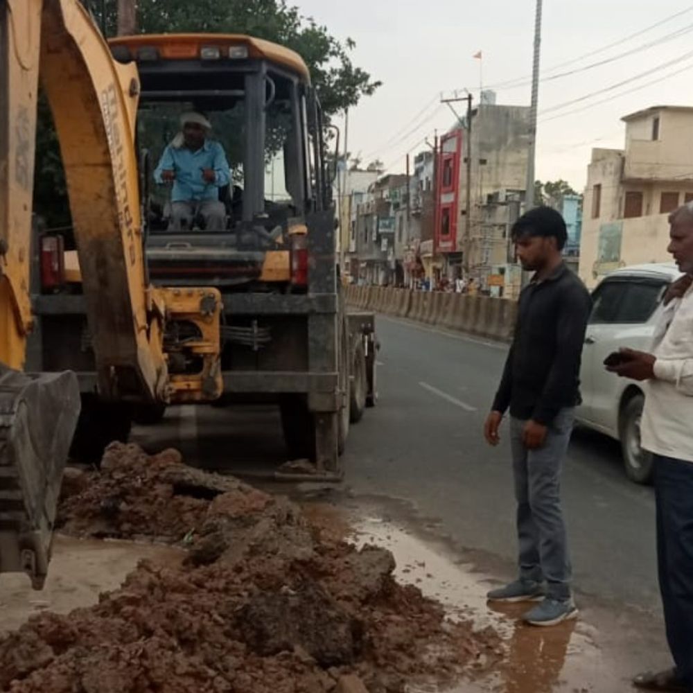कासगंज में टूटी पानी की पाइपलाइन की मरम्मत शुरू:अधिकारियों ने लिया संज्ञान, तीन दिन से बह रहा था लाखों लीटर पानी