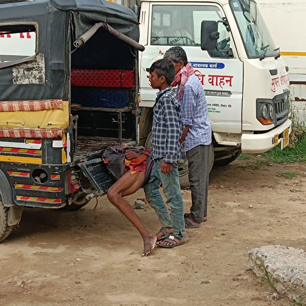 अज्ञात वाहन की टक्कर से ई-रिक्शा चालक की मौत:मधुबनी में सड़क हादसा, परिजनों का रो-रोकर बुरा हाल