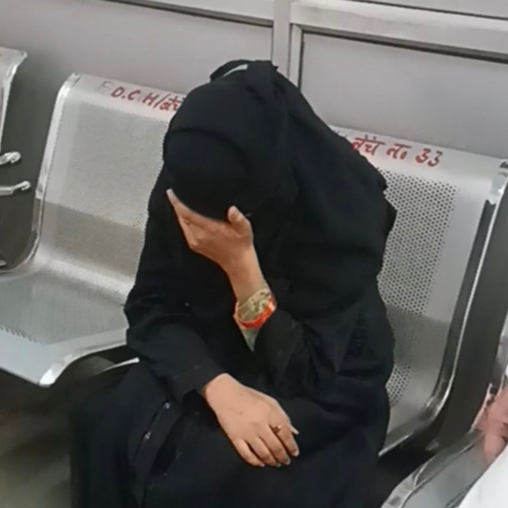 पत्नी ने ससुराल वालों पर जानलेवा हमले का आरोप:बोली- पति ने बेटे को पटककर मार दिया, अब मेरा गला दबाया