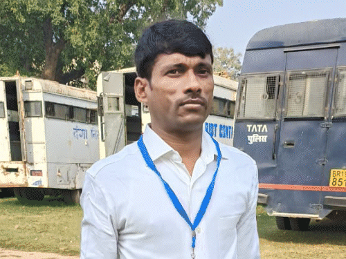 सड़क हादसे के शिकार सिपाही का पटना में अंतिम संस्कार:पिता ने दिया मुखग्नि, 4 माह की गर्भवती है पत्नी, मुआवजे और सरकारी नौकरी की मांग कर रहे हैं परिजन