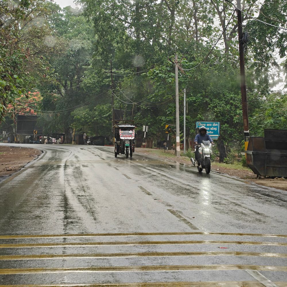 पीलीभीत में बदला मौसम का मिजाज:बारिश से तापमान 28 डिग्री तक गिरा, किसानों की फसलों को हुआ फायदा