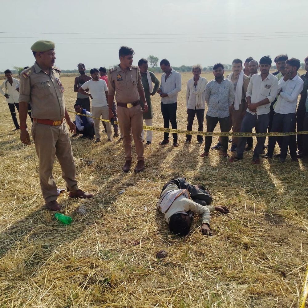 हमीरपुर में खेत में मिला अधेड़ का शव:सिर पर मिले चोट के निशान, पास में जहर की शीशी और रस्सी भी मिली