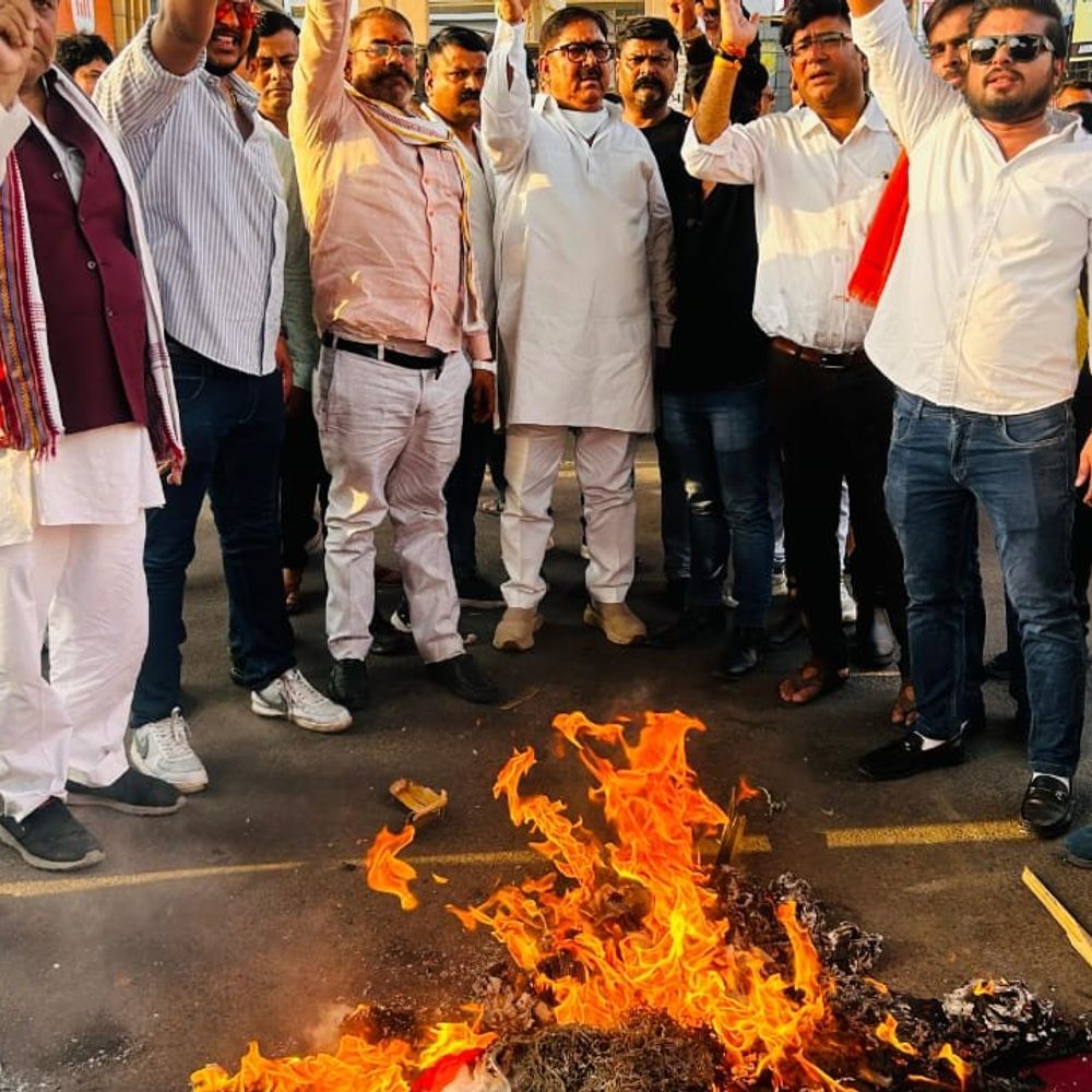 ब्रजेश पाठक पर टिप्पणी का मामला:भाजपा पार्षद ने सपा के खिलाफ दी तहरीर, अखिलेश का पुतला फूंका