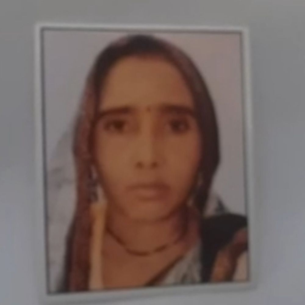 आगरा में लापता महिला का शव मिला:भूसे के ढेर में छिपाकर रखा था, पति ने कराई थी गुमशुदगी की रिपोर्ट