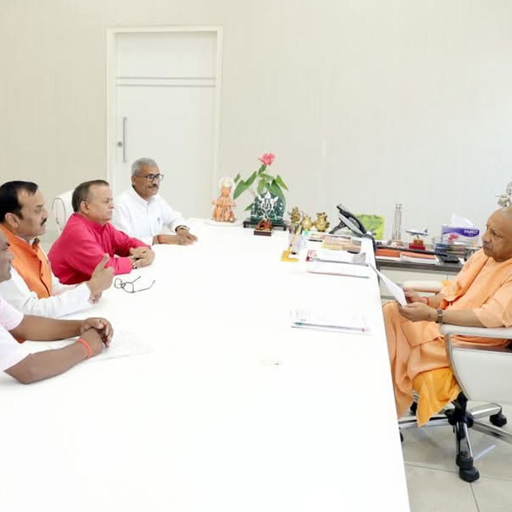 यूपी विश्वविद्यालय कर्मचारी महासंघ ने सीएम से की मुलाकात:अवकाश, कैशलेस चिकित्सा और संविदा कर्मियों की नियुक्ति समेत कई मुद्दों पर हुई चर्चा