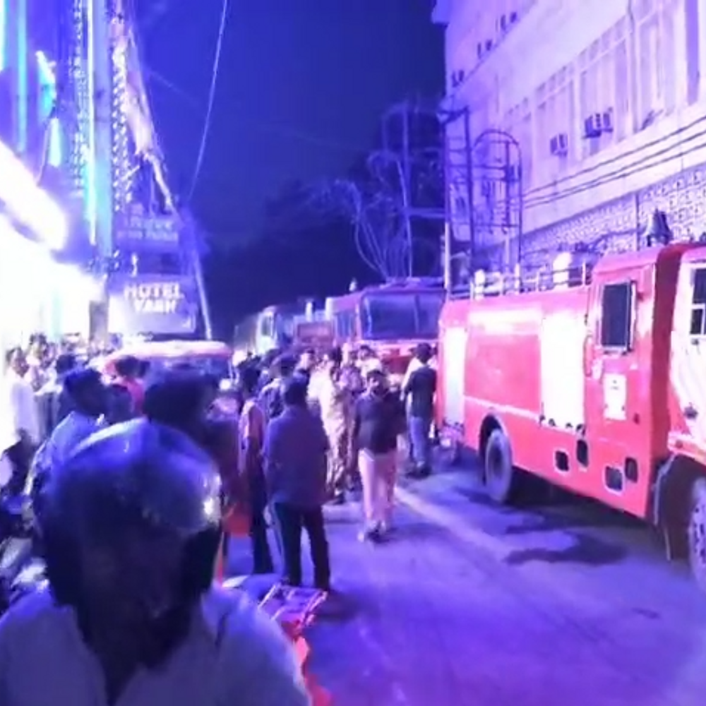 लखनऊ मोहन होटल में लगी आग:शीशा तोड़कर किया गया रेस्क्यू, चप्पल छोड़कर भागे लोग, गेस्ट बोले- होटल स्टाफ ने नहीं कि मदद