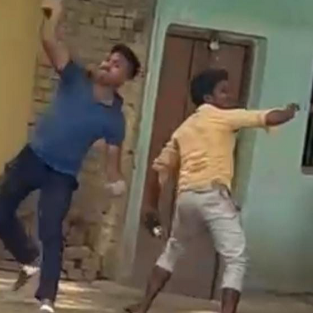 खड़ी कार में मारी टक्कर, विरोध करने पर चली तलवारे:बरेली के फरीदपुर में दो पक्षों की भिड़ंत, सोशल मीडिया पर वायरल हुआ हिंसा का वीडियो