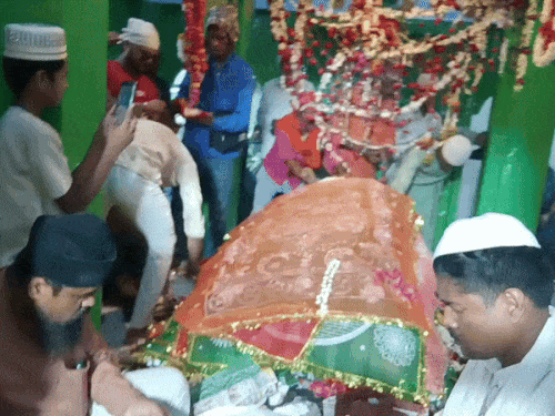 वाराणसी में लगा गाजी मियां का मेला, उमड़े अकीदतमंद:1022 साल से निभाई जा रही परंपरा, हिंदू-मुस्लिम चढ़ा रहे चादर