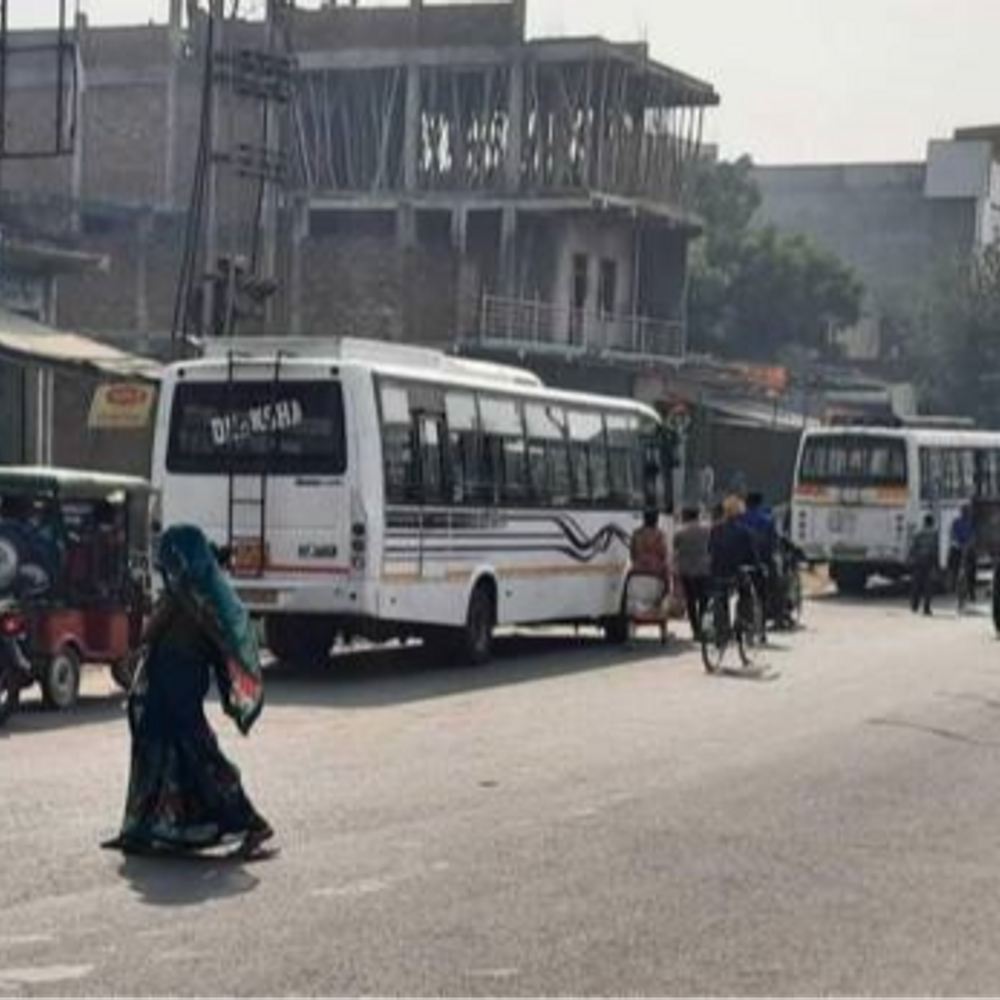 बस हादसों के पीछे 'परमिट का खेल':लखनऊ के हर रूट पर डग्गामार गाड़ियों के परमिट के नियमों का हो रह उल्लंघन