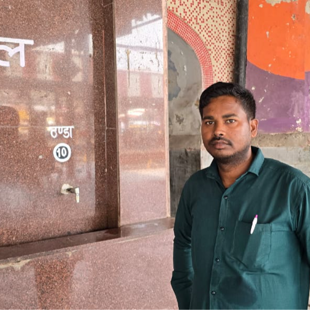 चारबाग स्टेशन पर प्यास से बेहाल यात्री:ठंडे पानी की किल्लत से बढ़ी मुश्किलें, यात्री बोले - गरीब आदमी कहा से पानी खरीदें