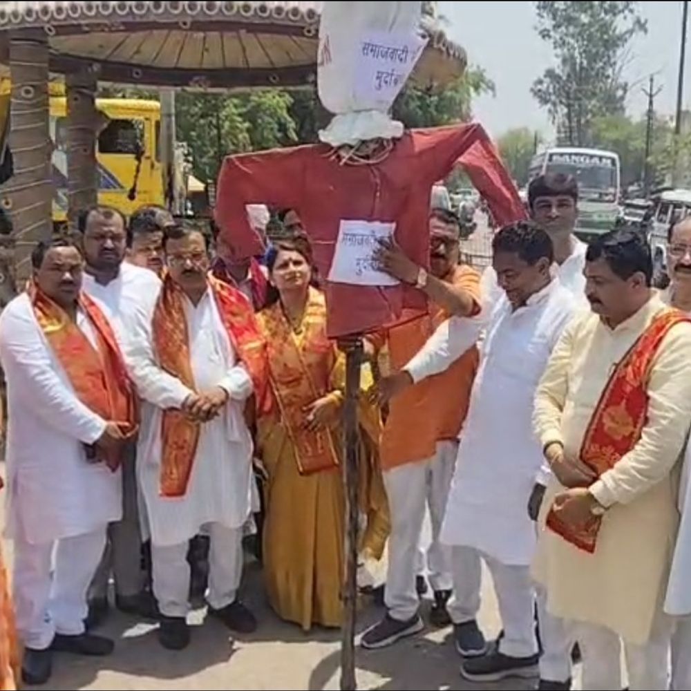 डिप्टी सीएम पर टिप्पणी से भाजपा नाराज:जालौन के कोंच में सपा का पुतला फूंका, जातिवादी राजनीति का विरोध