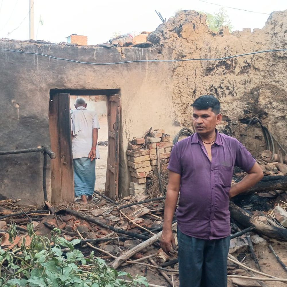 जालौन में तीन घरों में लगी आग:साइकिल, अनाज और जरूरी दस्तावेज जले, लाखों का नुकसान