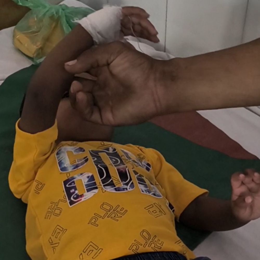 बरेली में रेलवे कॉलोनी में मिला डेढ़ साल का बच्चा:माता-पिता ने छोड़ा, जिला अस्पताल में भर्ती; पुलिस कर रही परिजनों की तलाश