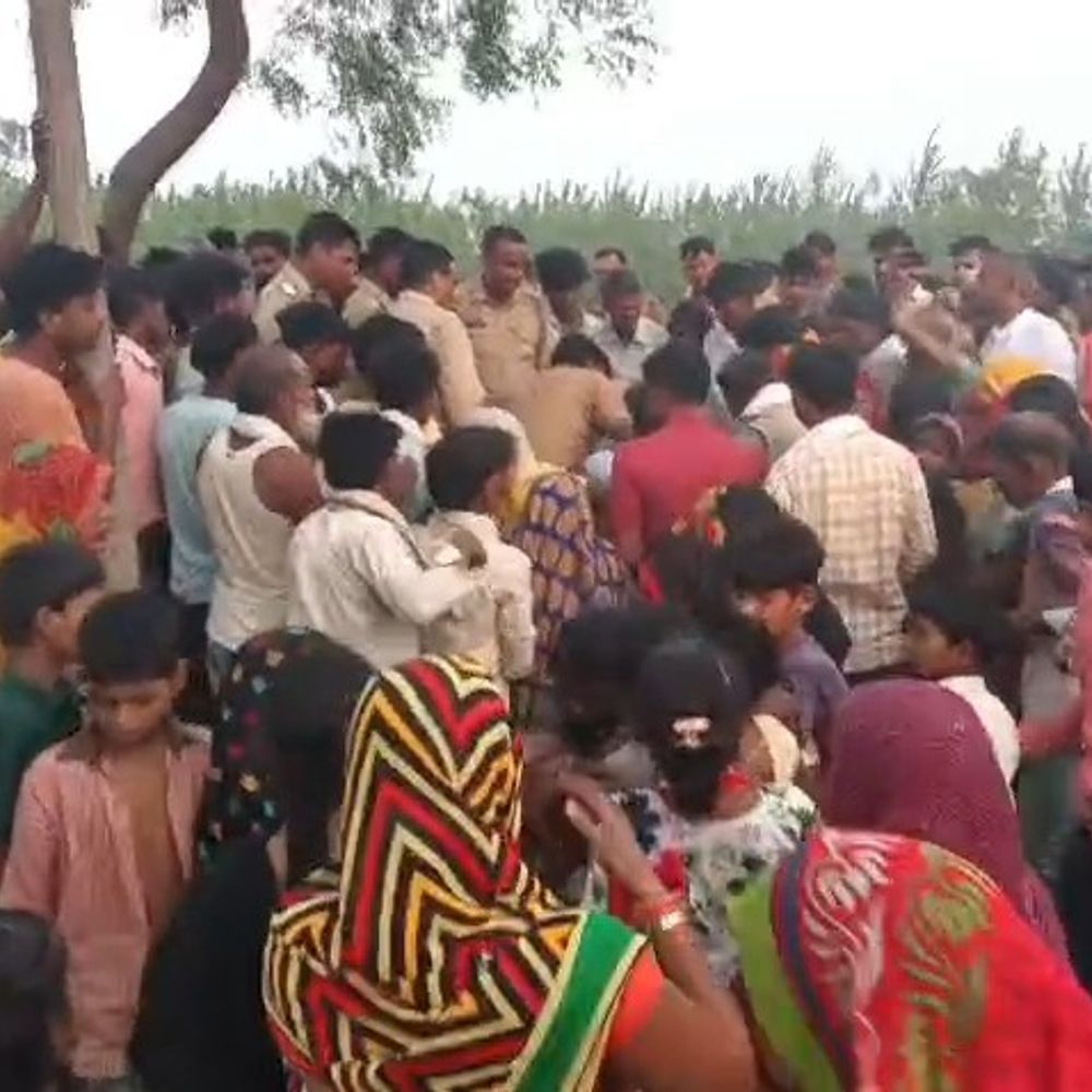 सीतापुर में छात्र का पेड़ से लटका मिला शव:शरीर पर गंभीर चोट के निशान, हत्या की आशंका, परिजनों की पुलिस से नोकझोंक