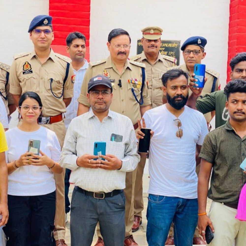 शाहजहांपुर पुलिस को मिली कामयाबी:खोए और चोरी हुए 51 मोबाइल बरामद, कीमत दस लाख रुपये, मालिकों को सौंपे