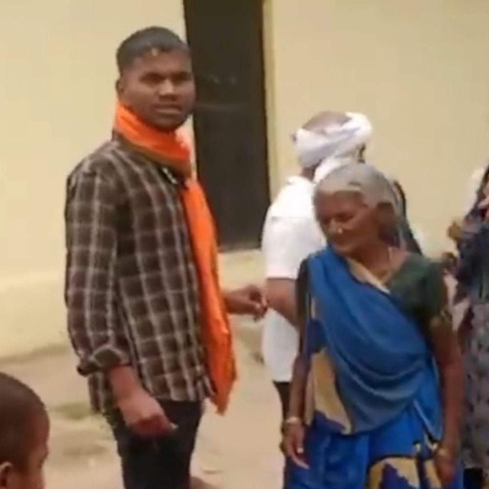 सुल्तानपुर में आंगनबाड़ी कार्यकत्री ने मारा थप्पड़, VIDEO:राशन वितरण में गड़बड़ी का विरोध करने पर मारपीट, जान से मारने की दी धमकी