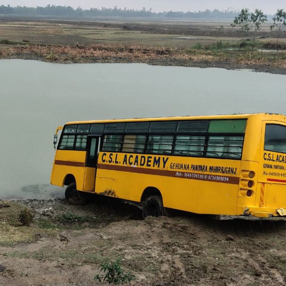बारिश से फिसली स्कूल बस:महराजगंज में बांध से फिसलते हुए नीचे जा गिरी, दो बच्चे और ड्राइवर सुरक्षित