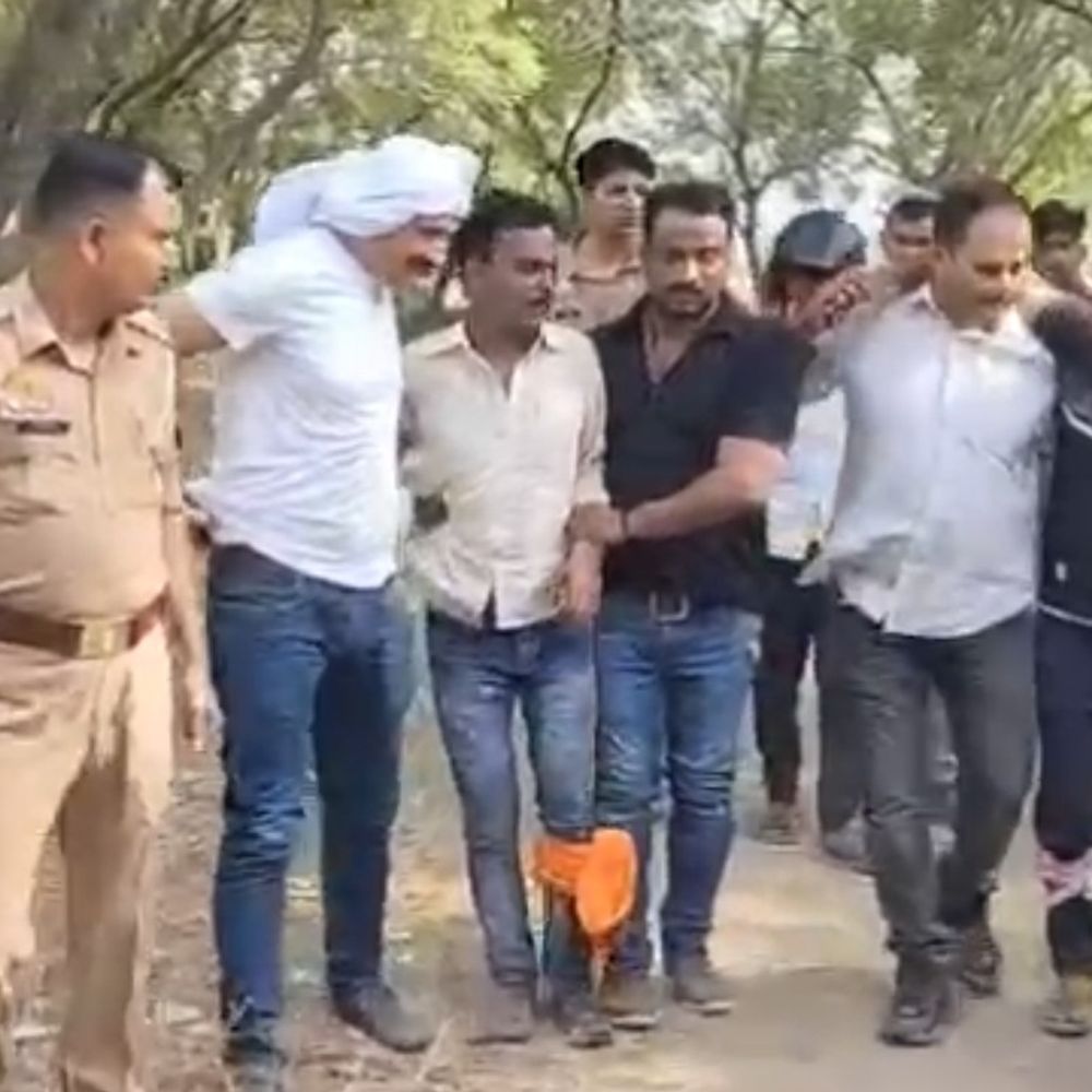 उन्नाव में चेन स्नैचिंग के आरोपी पकड़े:पुलिस से मुठभेड़ में 2 बदमाश घायल, 4 गिरफ्तार; तमंचे और चोरी की चेन बरामद