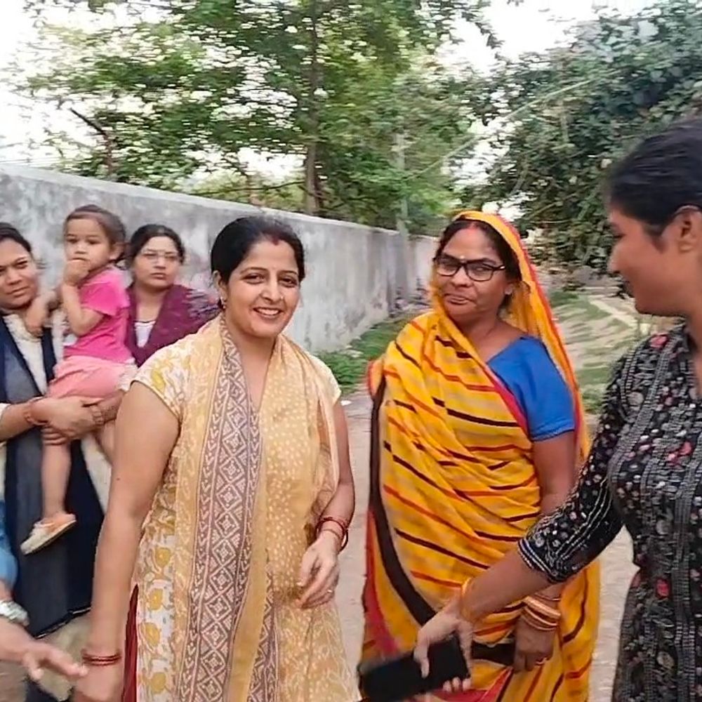 सुकठीया मोहल्ले में सड़क की खस्ता हालत:बरसात में जलभराव से परेशान लोगों ने नगरपालिका से पक्की सड़क की मांग की