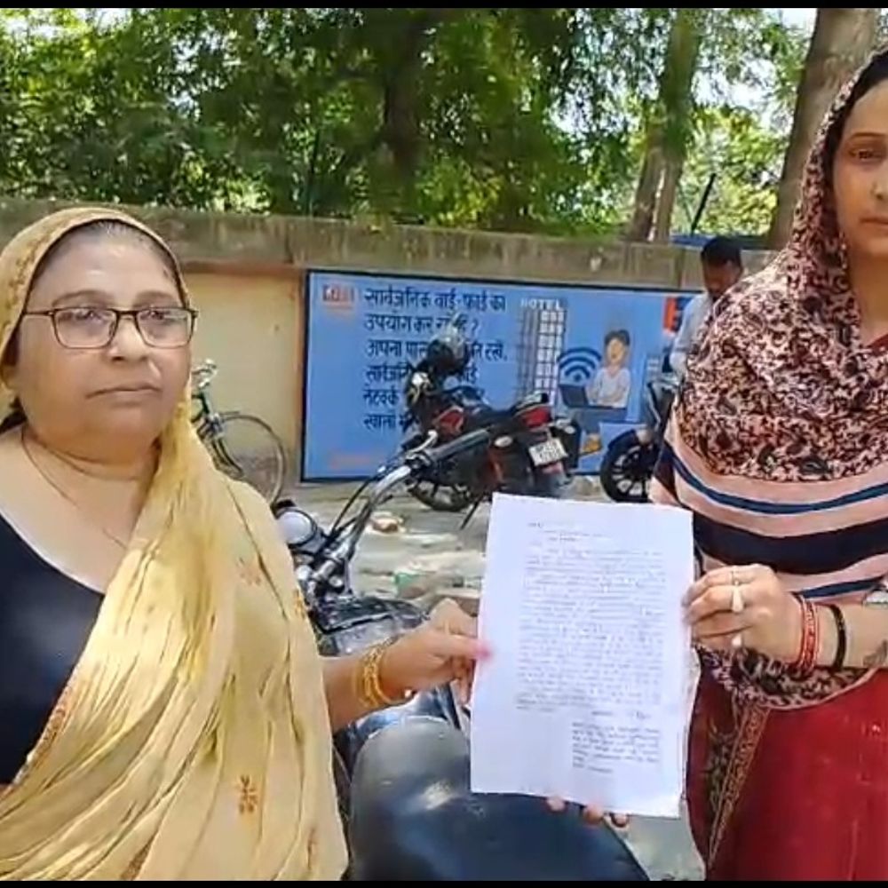 केमिकल छिड़ककर महिलाओं से लूट:सीसीटीवी में कैद हुए दो संदिग्ध, सोने की चेन-अंगूठी समेत लाखों के जेवर छीने