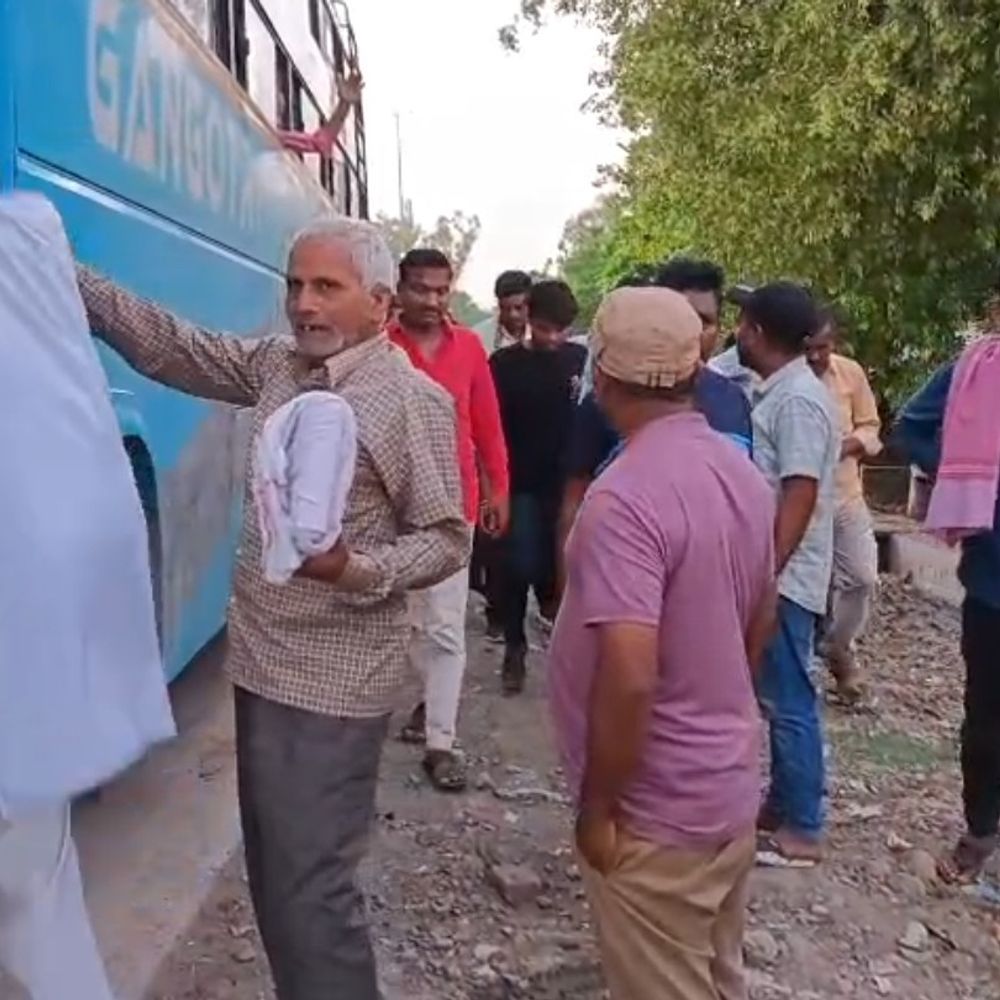 बुंदेलखंड एक्सप्रेस-वे पर बस का टायर फटा:बुजुर्ग की मौत, शादी से लौट रही थी बस, पुलिस को नहीं दी सूचना