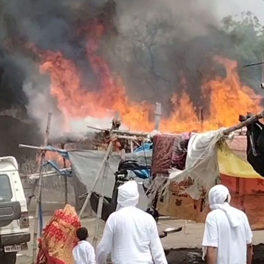 मिर्जापुर में गैस चूल्हे से लगी आग:5 बाइक जलकर हुई राख, फायर ब्रिगेड ने पाया काबू