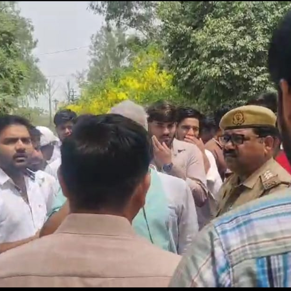 सीसीएसयू कैंपस बना रहा छावनी:पुलिस ने युवकों को नहीं जाने दिया भीतर, ज्ञापन देकर लौटे, कुलपति बोलीं किसी को नहीं बिगाड़ने दिया जायेगा माहौल