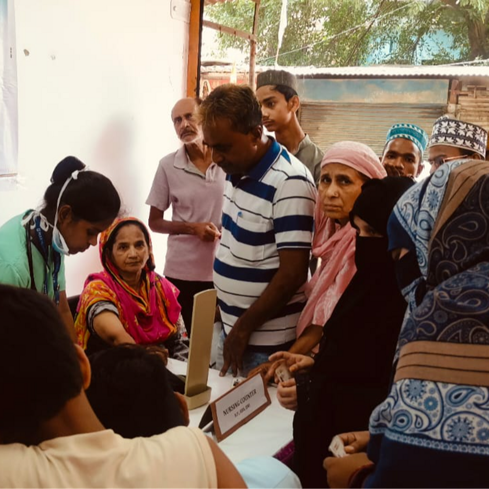 लखनऊ में सामाजिक संगठनों ने लगाया फ्री मेडिकल कैम्प:मरीजों को दवा और जांच मुफ्त उपलब्ध कराया, मुफ्ती इरफान बोले- बीमार की मदद इबादत का हिस्सा