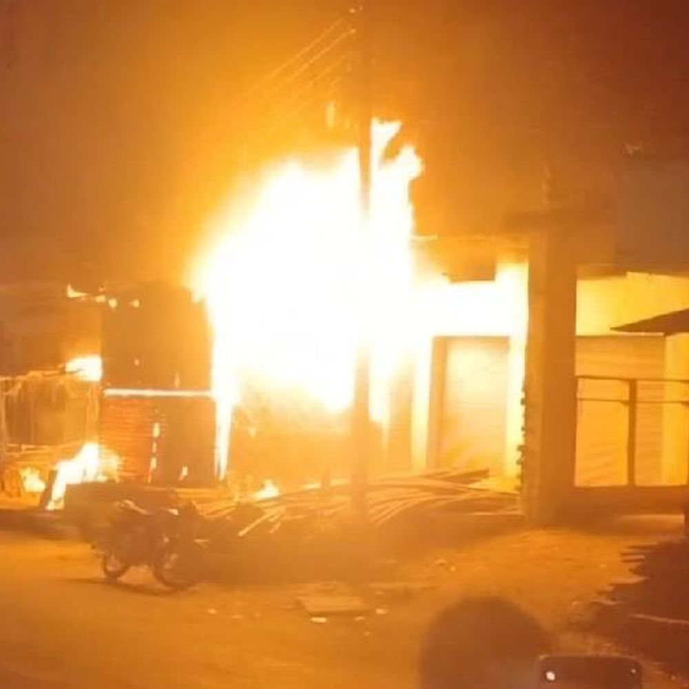झांसी में 3 मंजिला किराना स्टोर में लगी भीषण आग…VIDEO:एक घंटे बाद पहुंची दमकल, तब तक 3 दुकानों में फैली, 25 लाख का नुकसान