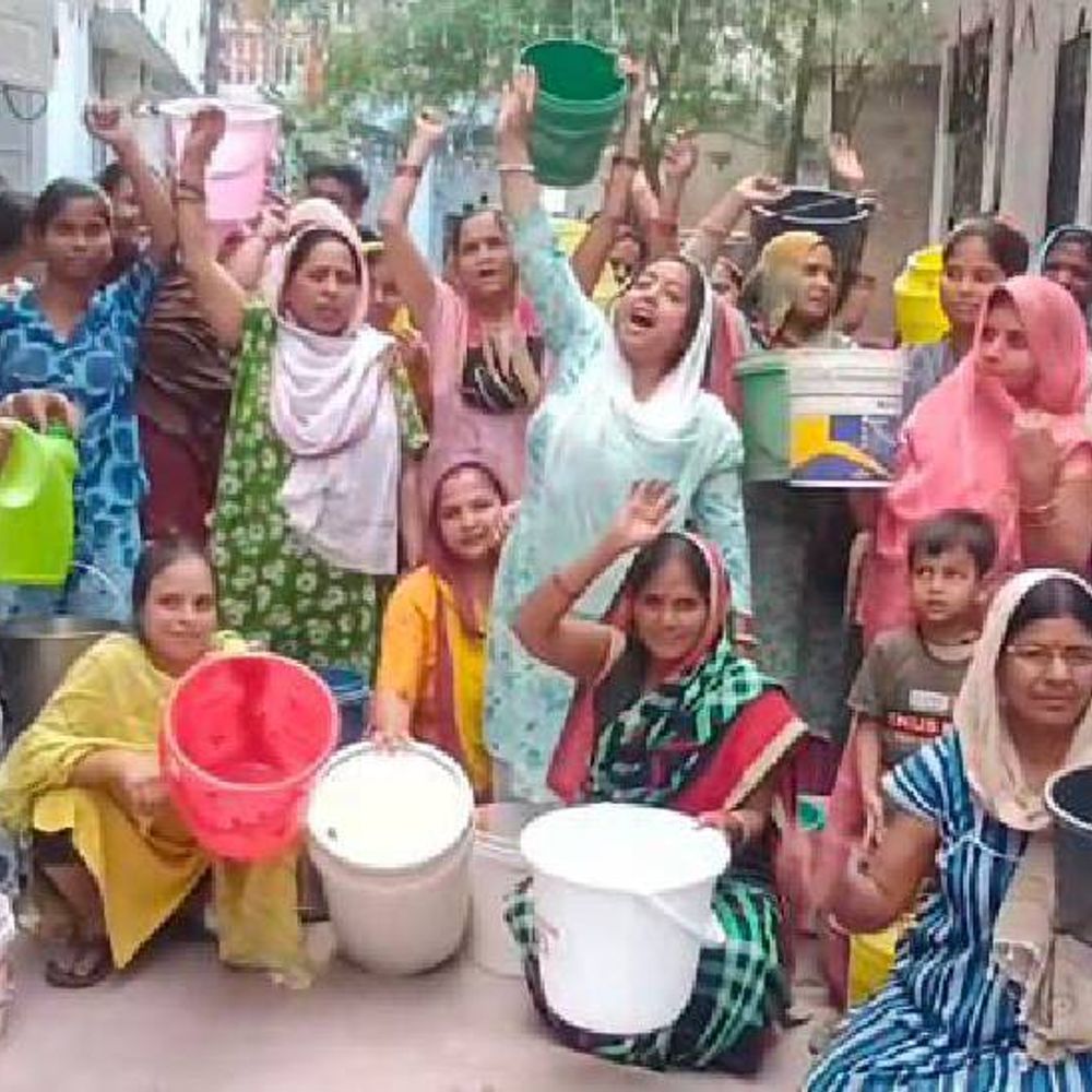 जूही में खाली बाल्टी लेकर किया प्रदर्शन:15 हजार की आबादी के सामने खड़ा हुआ जल संकट, जलकल में कपड़े धोकर जताएंगे विरोध