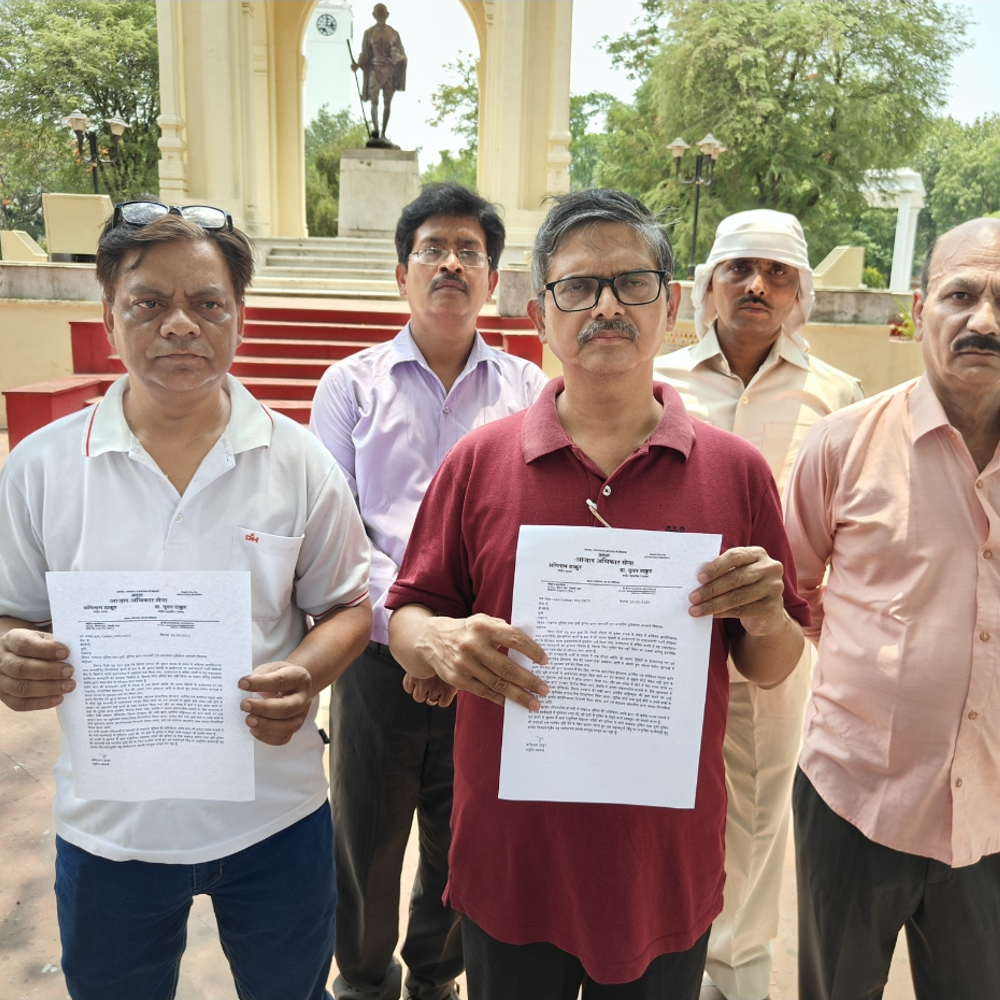 लखनऊ में पूर्व आईपीएस ने दिया धरना:अमिताभ ठाकुर बोले- पुलिस अपना रही है दोहरा रवैया, हजरत गंज थाने पर करेंगे प्रदर्शन