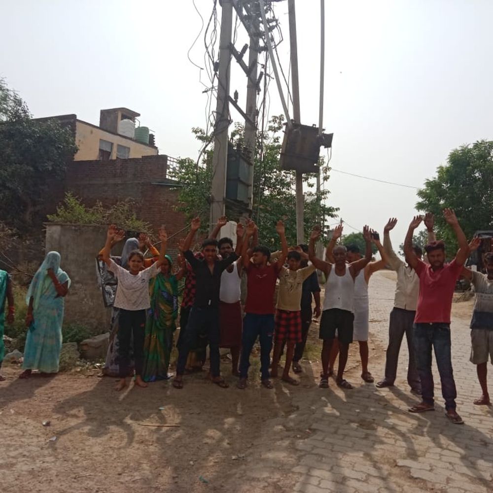 बिजली संकट से नाराज ग्रामीणों का विरोध:औरैया के 15 गांवों में 24 घंटे में सिर्फ 7 घंटे बिजली, लोगों ने ट्रांसफॉर्मर के पास किया प्रदर्शन