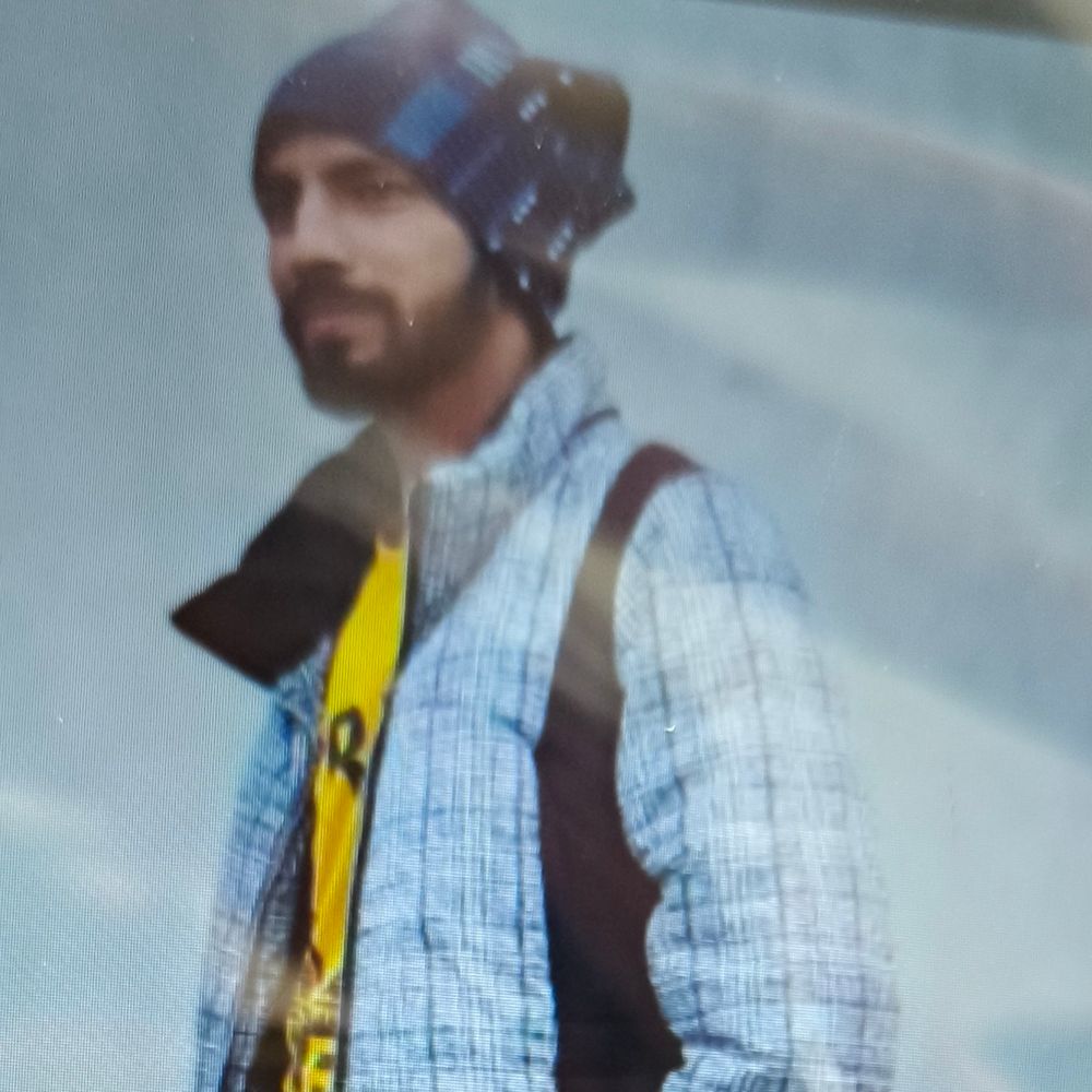 मथुरा में कार ने बाइक को मारी टक्कर:23 साल के नेटवर्किंग कैमरा टेक्नीशियन की मौत, एक साथी घायल
