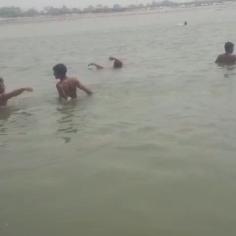 गंगा में डूबे दो नाबालिगों के शव मिले:राजस्थान से अस्थि विसर्जन के लिए आए थे, नहाते समय डूबे थे